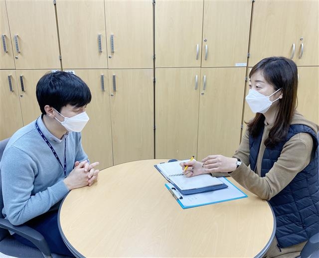 지난 8일 도봉구청 직원(왼쪽)이 도봉구 상담지원 담당자를 만나 심리상담 지원 프로그램 신청절차와 상담프로그램에 대해 질문하고 있다. 도봉구 제공