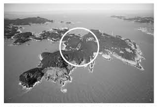 국립공원이라는 이유로 전남 신안 흑산공항 건설 사업이 13년째 지지부진하다. 사진은 하늘에서 본 흑산도와 활주로 예정지(동그라미).  신안군 제공