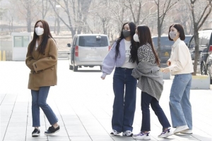 [포토] 브레이브걸스, 출근길 문화가 어색한 ‘역주행 언니들’