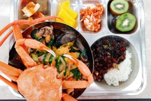 [포토] ‘학교급식에 홍게 한 마리가 통째로’