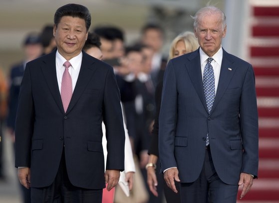 조 바이든 미국 대통령이 부통령 시절이던 2015년 시진핑 중국 국가주석과 만난 모습. AP 연합뉴스