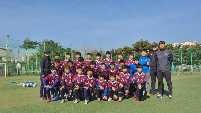 김태희 감독과 수원FC U12 선수들.