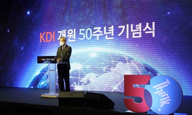 최정표 한국개발연구원(KDI) 원장이 10일 비대면으로 열린 개원 50주년 기념식에서 “코로나19 팬데믹, 글로벌 경제협력 체계 재편, 디지털 전환, 저출산·고령화 등으로 대한민국이 새로운 국면에 들어섰다”며 “새 시대는 KDI에 새 역할을 요구한다”고 밝혔다. KDI 제공