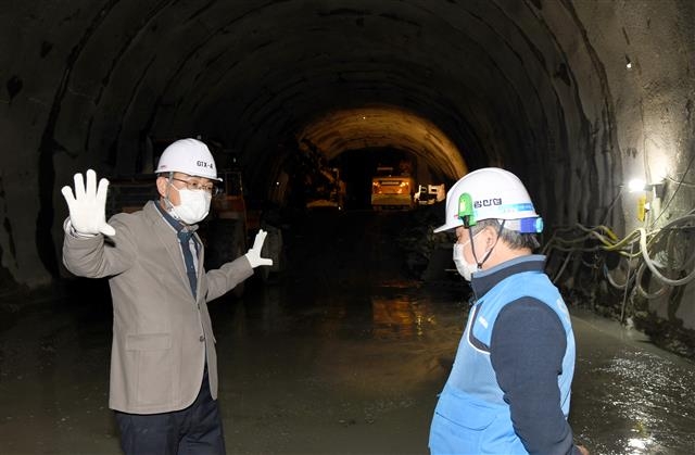 오승록(왼쪽) 노원구청장이 지난 5일 서울 중구 서울역 GTX A노선 민간투자사업 제5공구 공사현장을 방문해 관계자와 얘기하고 있다. 노원구 제공
