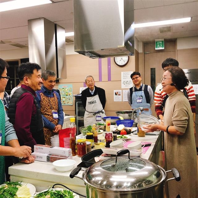 서울 ‘서초구 아버지센터’에서 2019년 진행했던 아빠는 최고 요리사 프로그램의 모습. 서초구 제공