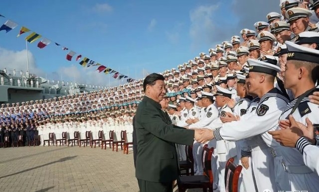 지난 20년 사이에 해군력이 3배 이상 커진 중국은 양적인 면에서 미국을 제치고 세계 최대 규모의 해군력을 보유하게 됐다는 평가가 나왔다. 사진은 시진핑 중국 국가주석이 2019년 12월 17일 산둥함 취역식에 참석해 장병들과 악수하고 있는 모습. 중국 국방부 홈페이지 캡처