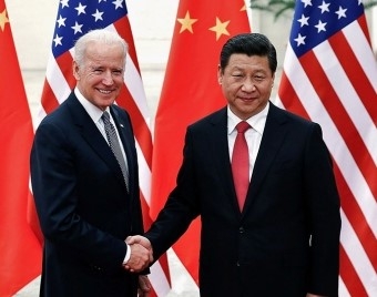 2013년 12월 중국 베이징 인민대회당에서 시진핑(오른쪽) 중국 국가주석과 조 바이든 당시 미국 부통령이 악수를 나누고 있다. 서울신문 DB