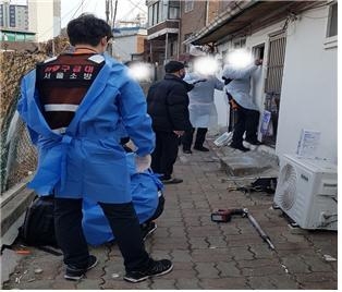 서울 성북구 돈암1동 주민센터 직원과 119소방대원이 갑자기 연락이 닿지 않는 독거 어르신의 집을 방문해 상황을 살펴보고 있다. 성북구 제공