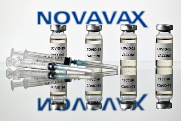 미국 바이오기업 노바백스가 개발한 코로나19 백신 이미지.  AFP 연합뉴스