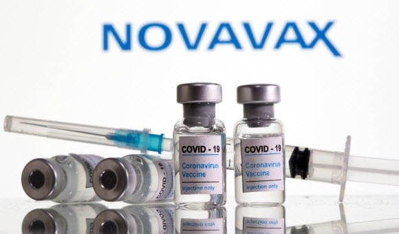 미국 바이오기업 노바백스가 개발한 코로나19 백신 이미지.  로이터 연합뉴스