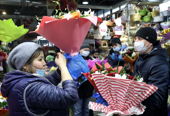 5일(현지시간) 러시아 모스크바의 리시스키 꽃 시장에서 시민들이 세계 여성의 날을 맞아 꽃을 고르고 있다. 모스크바 타스 연합뉴스