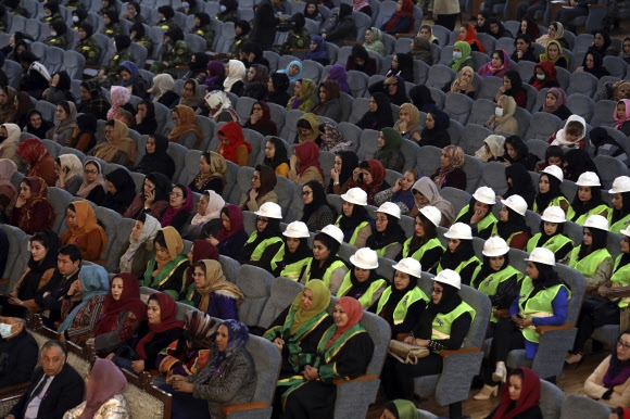 7일(현지시간) 아프가니스탄 카불에서 열린 세계 여성의날 기념 행사에서 여성 노동자들이 참석한 모습. 이날 행사에는 건설노동자들과 경찰 등 다양한 직군의 여성들이 참여했다. 카불 AP 연합뉴스