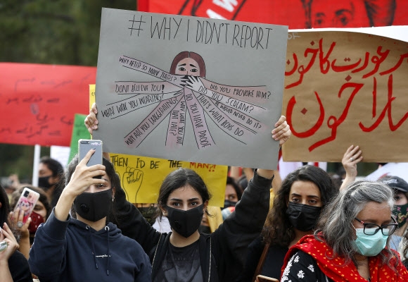 8일(현지시간) 파키스탄 이슬라마바드에서 세계 여성의날을 맞아 열린 시위에서 시민들이 여성에 대한 폭력을 멈추라는 피켓을 들고 있다. 이슬라마바드 AP 연합뉴스