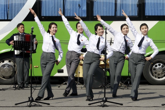 세계 여성의날을 맞아 북한에서도 기념 행사가 열렸다. 8일 평양체육관 앞에서 예술단이 공연하는 모습. 평양 AP 연합뉴스