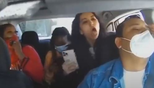 미국 샌프란시스코를 운행하던 네팔인 수바카르 카드카(앞)의 우버 택시 안에서 난동에 가까운 행동을 벌이던 말레이시아 킹(뒤 왼쪽), 아르나 키미아이(뒤 오른쪽). 유튜브 동영상 캡처 