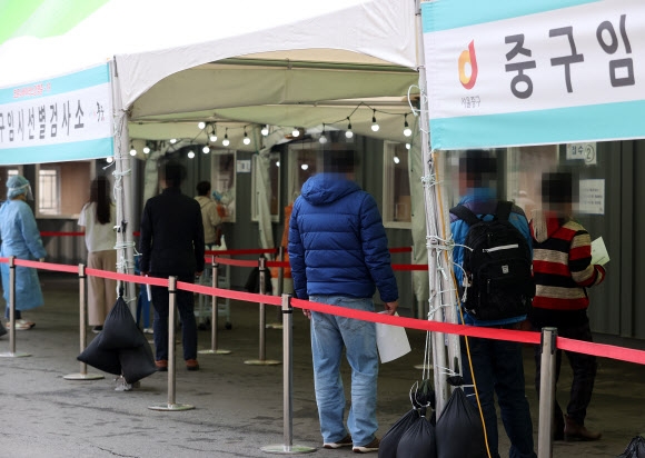 13일 오전 서울역광장에 마련된 임시선별진료소에서 시민들이 검사를 받기 위해 기다리고 있다. 2021.3.13 연합뉴스