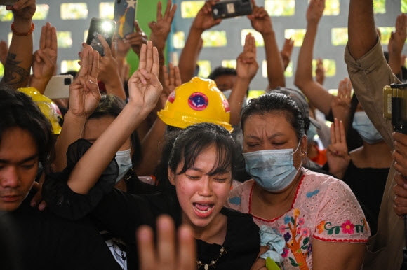 미얀마 시위 사망자 장례식서 ‘세 손가락 경례’하는 유족
