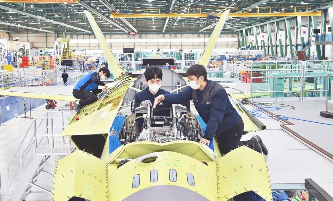 한국항공우주산업(KAI)이 개발 중인 한국형 전투기(KFX). 다음달 출고식을 갖고 정식으로 모습을 드러낸다. 내년 7월엔 시험비행도 이뤄진다. KAI 제공