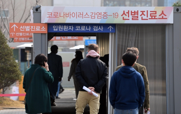 14일 서울 종로구 서울대학교 병원 앞 코로나19선별진료소에 사람들이 검사를 받기 위해 줄 서 있다. 서울대병원은 어제 응급중환자실에 입원 중 1명이 코로나19 확진 환자가 발생한 가운데 추가 확진자없이 방역조치 이후 응급실 운영을 재개했다. 2021. 3. 14 박윤슬 기자 seul@seoul.co.kr