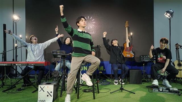 ‘셧다운’이 장기화된 대중 음악계가 위기를 넘기 위한 방법들을 짜내고 있다. 그룹 데이브레이크는 회당 50인 미만 관객을 받아 총 21회 공연을 개최했다. 해피로봇 레코드 제공