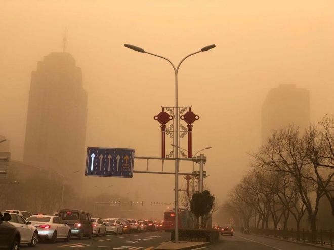 15일 오전 중국 베이징 하늘이 황사로 누렇게 뒤덮여있다. 사진=연합뉴스  
