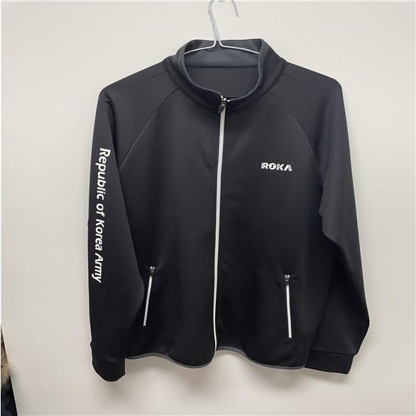 투명 페트병을 이용해 만든 겨울용 군인 운동복 상의.  환경부 제공