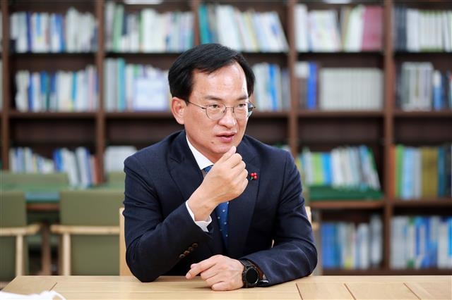 ‘경제·안전·행복’을 기치로 내건 김삼호 광주 광산구청장이 15일 집무실에서 서울신문과 인터뷰를 갖고 ‘광산경제백신회의’ 등 코로나19 위기 극복 대책과 구정 현안에 대해 설명하고 있다. 광산구 제공