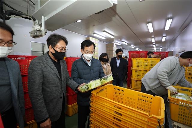 지난해 11월 13일 경기 평택시 스마트농업 회사인 팜에이트 본사를 방문한 김삼호(왼쪽 두 번째) 광산구청장이 관계자들과 시설을 둘러보고 있다. 광산구 제공