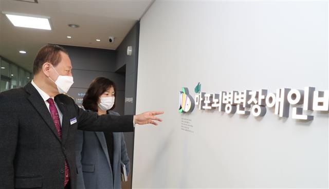 유동균(왼쪽) 서울 마포구청장이 지난 4일 마포뇌병변장애인비전센터 개원에 앞서 현장을 방문해 시설을 점검하고 있다. 마포구 제공