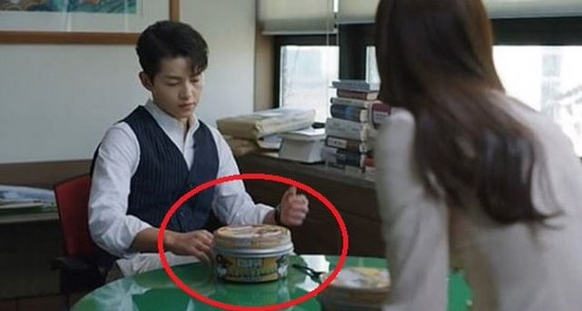 드라마 ‘빈센조’의 한 장면. 송중기가 중국제 비빔밥을 먹고 있다. 방송 화면 캡처