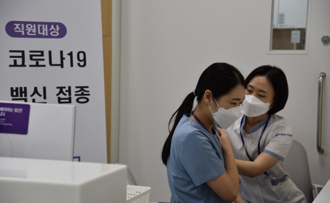 성남시의료원 백신 1호 접종자인 중환자실 간호사가 코로나19 예방 접종을 하고 있다. 성남시의료원 제공.