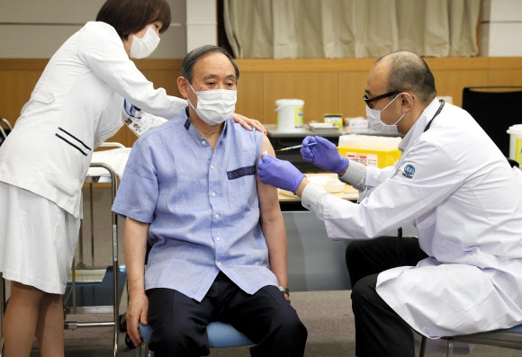 코로나19 백신 접종받는 스가 일본 총리