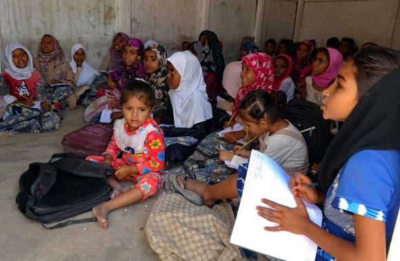 예멘의 난민 소녀들이 14일(현지시간) 전쟁으로 황폐이진 호데이다 지방에서 자원 봉사자들이 운영하는 임시 학교에서 수업을 듣고 있다.  호데이다 AFP 연합뉴스