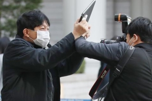 [포토] ‘취재 방해하는’ 이재웅 전 대표