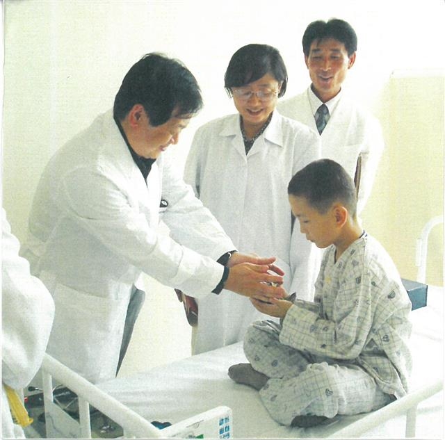 2008년 10월 평양의대병원 소아병동 건립을 위해 평양을 방문한 신희영 대한적십자사 회장이 북한 의료진과 어린이 환자를 돌보는 모습. 신희영 회장 제공