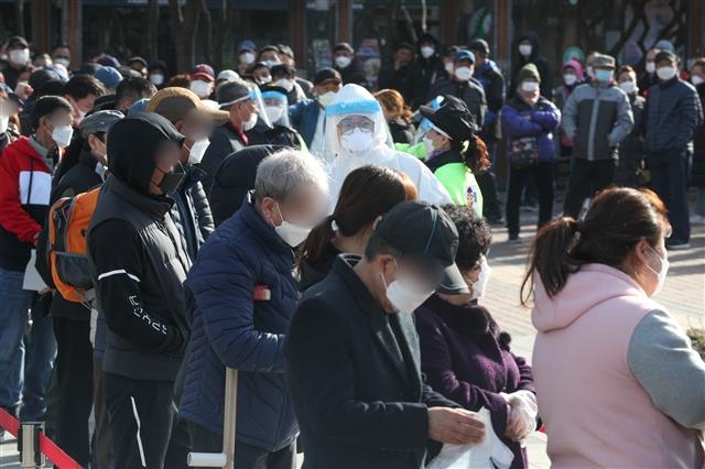 코로나19 선별검사소에서 검사를 기다리고 있는 외국인 근로자들. 서울신문 DB