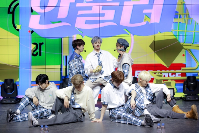 그룹 싸이퍼가 15일 서울 강남구 슈피겐홀에서 열린 데뷔 쇼케이스에서 데뷔 앨범 타이틀곡 ‘안꿀려’ 무대를 선보이고 있다. 레인컴퍼니 제공