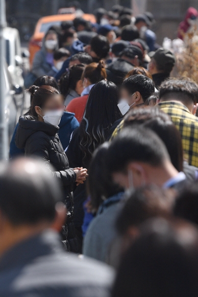 17일 서울 영등포 다목적 베드민턴장에 마련된 선별검사소에서 시민들이 길게 줄을 지어 코로나19검사를 받고 있다. 2021. 3. 17 박지환 기자  popocar@seoul.co.kr