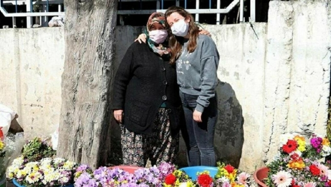 공동묘지에서 꽃을 파는 엄마와 돈을 지원받은 딸. 트위터 캡처