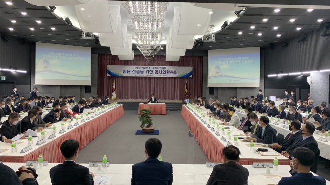   부산상의는 17일 오후 제24대 회장과 임원 선출을 위한 임시의원 총회를 열고 부산시체육회 회장인 장인화(57) 동일철강 회장을 선출 했다.<부산상공회의소 제공> 