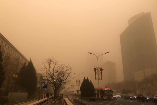 15일 오전 중국 베이징 하늘이 황사로 누렇게 뒤덮여있다. 베이징시 기상대는 이날 올해 들어 처음으로 황사 황색경보를 발령했다. 연합뉴스