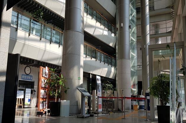 서울 마포구가 연말까지 청사 내부에 친환경 실내 정원을 조성한다. 사진은 현재 마포구청사 실내 모습. 마포구 제공