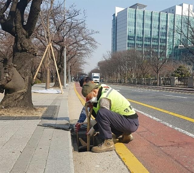 서울 영등포구 하수관로 및 빗물받이 준설작업 모습. 영등포구 제공