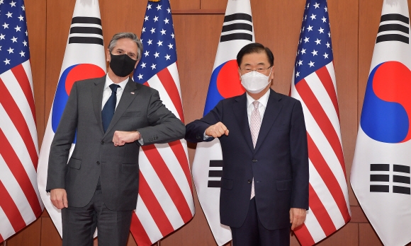 정의용(오른쪽) 외교부 장관과 토니 블링컨 미국 국무부 장관이 지난달 17일 오후 서울 도렴동 외교부에서 회담 전 기념촬영을 하고 있다. 사진공동취재단