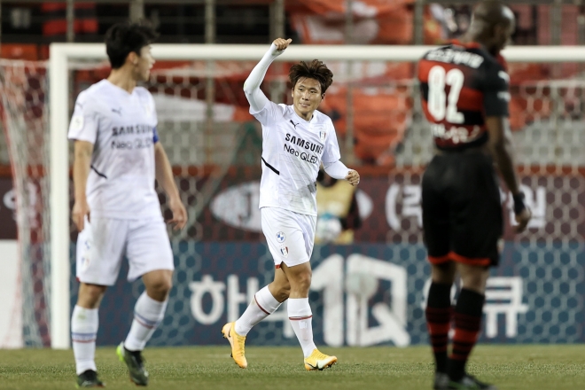17일 포항 스틸러스와의 경기에서 K리그1 데뷔전을 치르며 데뷔골을 넣은 수원 삼성의 신인 공격수 정상빈이 세리머니를 하고 있다. 한국프로축구연맹 제공
