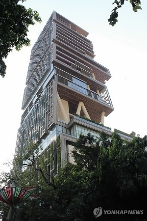 인도 남부 뭄바이의 무케시 암바니의 집인 안틸리아 하우스. 27층 빌딩 전체를 암바니 가족만 거주한다. 수영장과 도서관, 헬리콥터 착륙장, 160대 이상을 주차할 수 있는 주차장 등을 갖추고 있다. 연합뉴스 자료사진