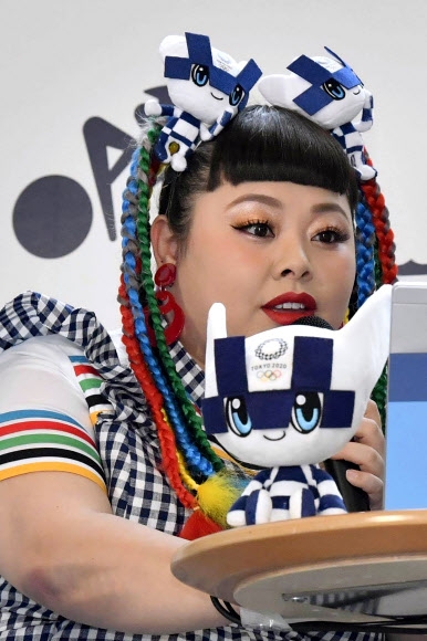 일본의 인기 연예인 와타나베 나오미가 2019년 도쿄올림픽 홍보 행사에 참여한 모습. 도쿄 AP 연합뉴스
