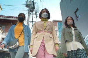 주인공도, 엑스트라도 마스크… 현실 같은 ‘코시국’ 드라마 등장