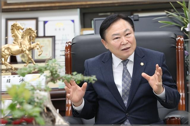 김일영 서울 성북구의회 의장이 지난 17일 의장실에서 “코로나19로 어려운 시기일수록 의회는 대의기관으로서 성북의 귀와 입이 돼 구민의 뜻을 충실히 전하겠다”고 밝히고 있다. 성북구의회 제공