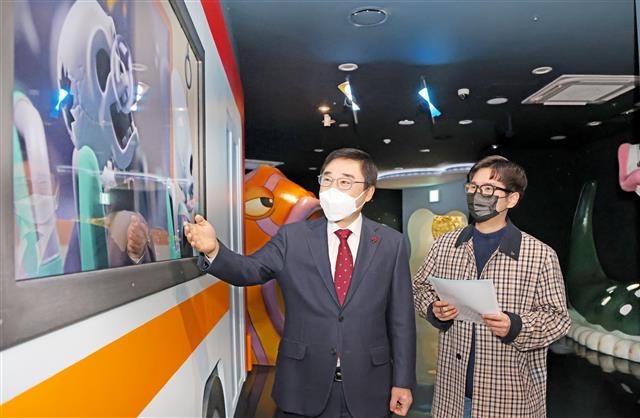 이동진(왼쪽) 도봉구청장이 지난 16일 도봉구 쌍문동 둘리뮤지엄에서 유령버스(4D라이더) 창문에 비친 유령 캐릭터를 가리키며 점검하고 있다. 도봉구 제공